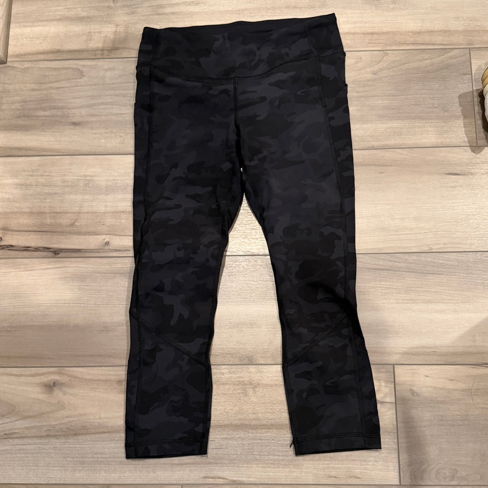 Lululemon Black Camouflage Leggings. Size 6